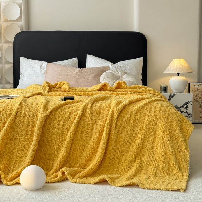 91家纺网 家纺一手货源 找家纺 穆琪2025新款高克重华夫格舒棉绒办公家用多功能毯子几何方块塔芙绒毛毯 亮丽黄