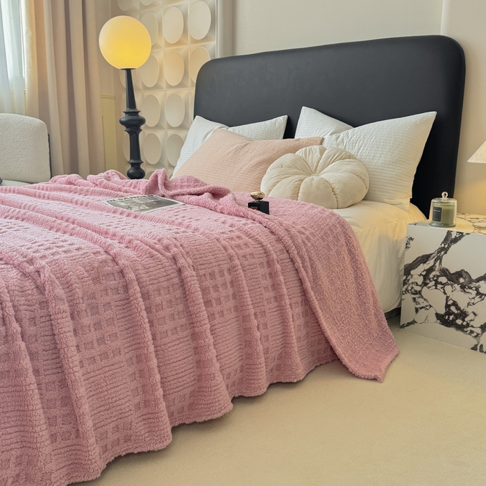 91家纺网 家纺一手货源 找家纺 穆琪2025新款高克重华夫格舒棉绒办公家用多功能毯子几何方块塔芙绒毛毯 蜜桃粉