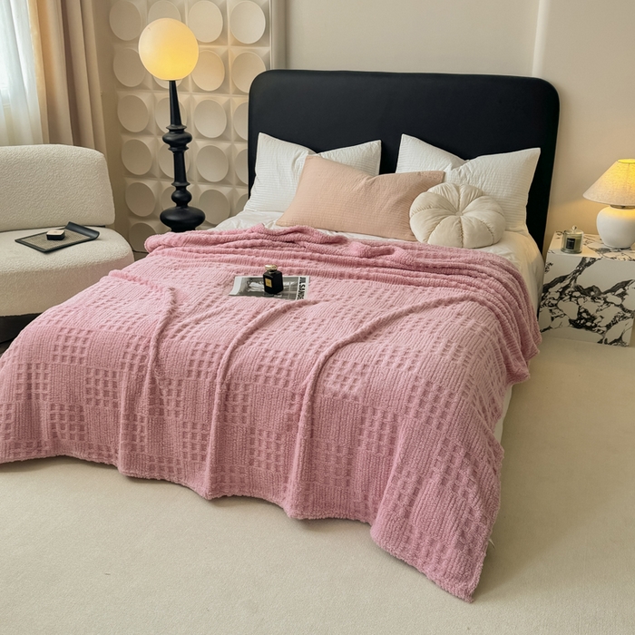 91家纺网 家纺一手货源 找家纺 穆琪2025新款高克重华夫格舒棉绒办公家用多功能毯子几何方块塔芙绒毛毯 蜜桃粉