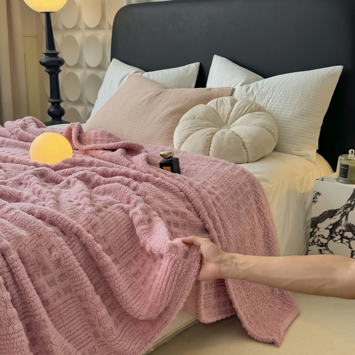 91家纺网 家纺一手货源 找家纺 穆琪2025新款高克重华夫格舒棉绒办公家用多功能毯子几何方块塔芙绒毛毯 蜜桃粉