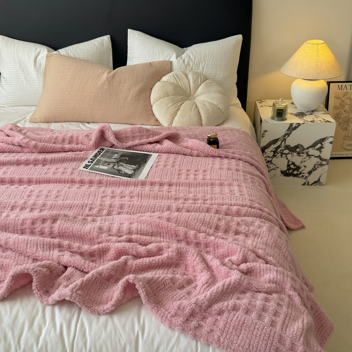 91家纺网 家纺一手货源 找家纺 穆琪2025新款高克重华夫格舒棉绒办公家用多功能毯子几何方块塔芙绒毛毯 蜜桃粉