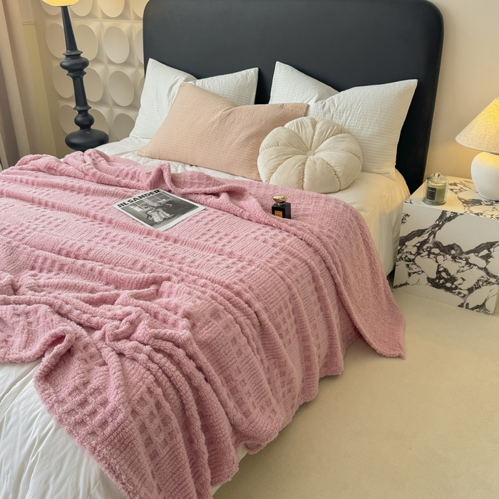 91家纺网 家纺一手货源 找家纺 穆琪2025新款高克重华夫格舒棉绒办公家用多功能毯子几何方块塔芙绒毛毯 蜜桃粉