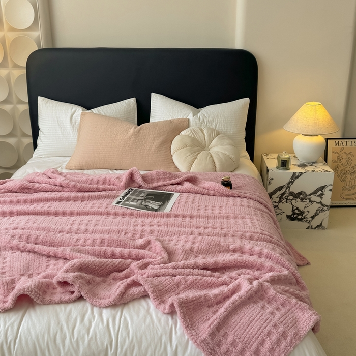 91家纺网 家纺一手货源 找家纺 穆琪2025新款高克重华夫格舒棉绒办公家用多功能毯子几何方块塔芙绒毛毯 蜜桃粉