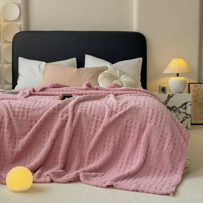 91家纺网 家纺一手货源 找家纺 穆琪2025新款高克重华夫格舒棉绒办公家用多功能毯子几何方块塔芙绒毛毯 蜜桃粉