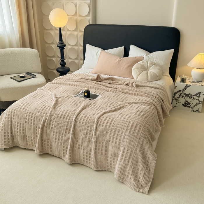 91家纺网 家纺一手货源 找家纺 穆琪2025新款高克重华夫格舒棉绒办公家用多功能毯子几何方块塔芙绒毛毯 奶咖