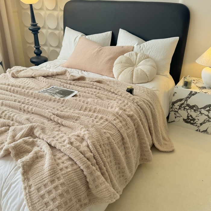 91家纺网 家纺一手货源 找家纺 穆琪2025新款高克重华夫格舒棉绒办公家用多功能毯子几何方块塔芙绒毛毯 奶咖