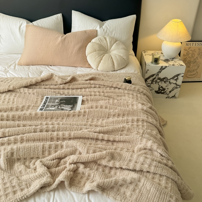 91家纺网 家纺一手货源 找家纺 穆琪2025新款高克重华夫格舒棉绒办公家用多功能毯子几何方块塔芙绒毛毯 奶咖