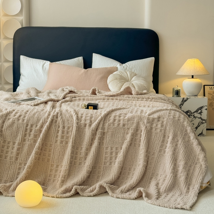 91家纺网 家纺一手货源 找家纺 穆琪2025新款高克重华夫格舒棉绒办公家用多功能毯子几何方块塔芙绒毛毯 奶咖