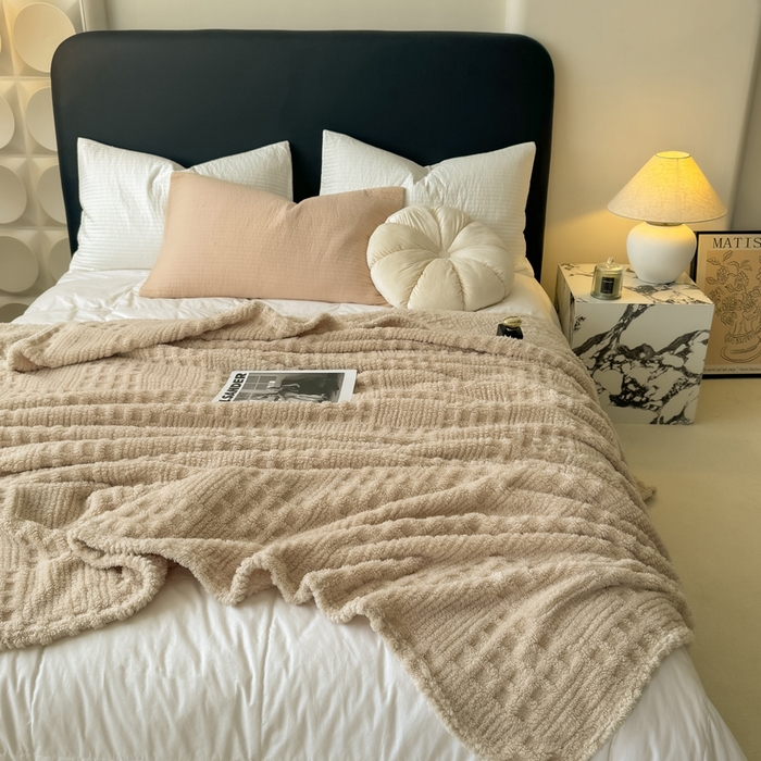 91家纺网 家纺一手货源 找家纺 穆琪2025新款高克重华夫格舒棉绒办公家用多功能毯子几何方块塔芙绒毛毯 奶咖