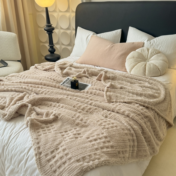 91家纺网 家纺一手货源 找家纺 穆琪2025新款高克重华夫格舒棉绒办公家用多功能毯子几何方块塔芙绒毛毯 奶咖