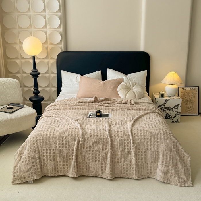 91家纺网 家纺一手货源 找家纺 穆琪2025新款高克重华夫格舒棉绒办公家用多功能毯子几何方块塔芙绒毛毯 奶咖