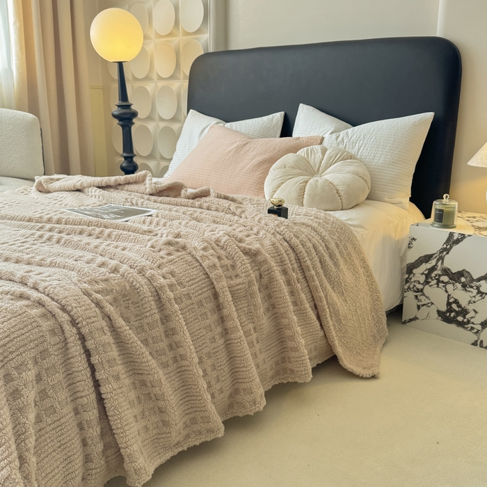 91家纺网 家纺一手货源 找家纺 穆琪2025新款高克重华夫格舒棉绒办公家用多功能毯子几何方块塔芙绒毛毯 奶咖