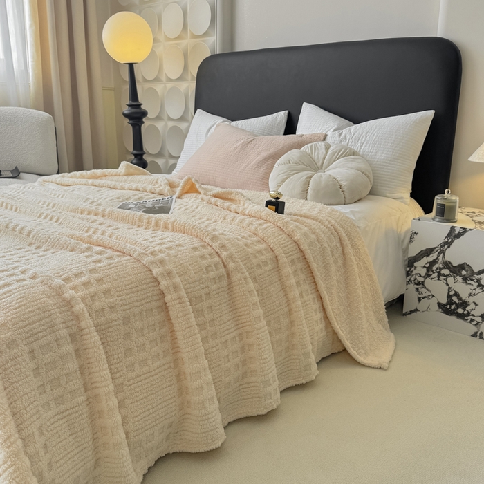 91家纺网 家纺一手货源 找家纺 穆琪2025新款高克重华夫格舒棉绒办公家用多功能毯子几何方块塔芙绒毛毯 奶昔白