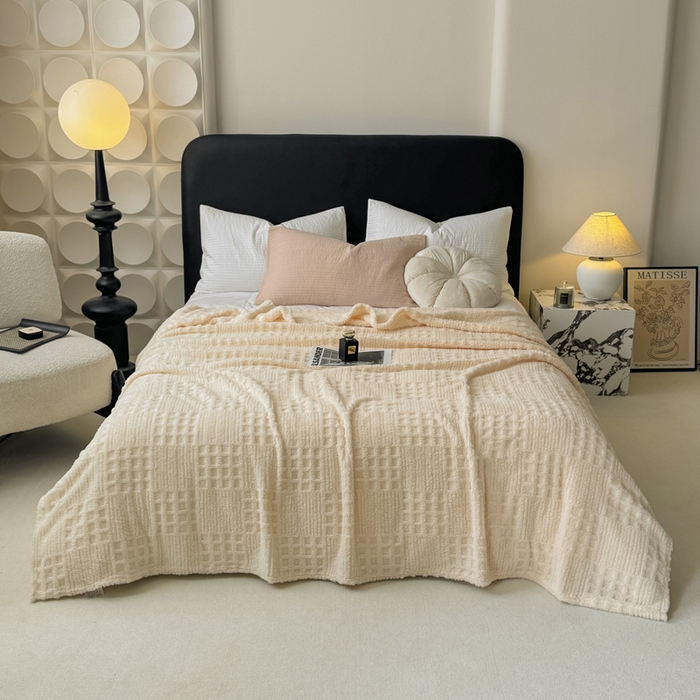 91家纺网 家纺一手货源 找家纺 穆琪2025新款高克重华夫格舒棉绒办公家用多功能毯子几何方块塔芙绒毛毯 奶昔白