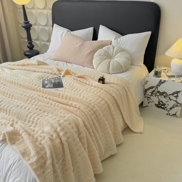 91家纺网 家纺一手货源 找家纺 穆琪2025新款高克重华夫格舒棉绒办公家用多功能毯子几何方块塔芙绒毛毯 奶昔白