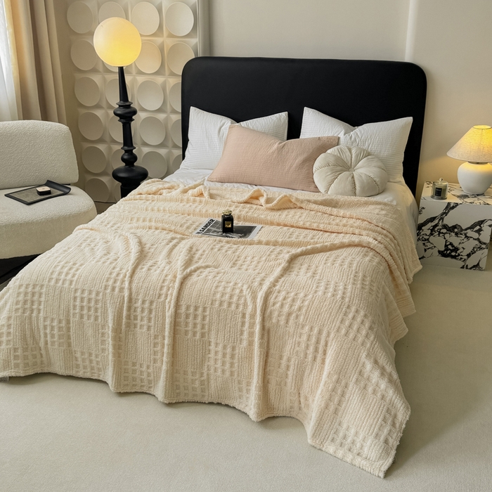 91家纺网 家纺一手货源 找家纺 穆琪2025新款高克重华夫格舒棉绒办公家用多功能毯子几何方块塔芙绒毛毯 奶昔白