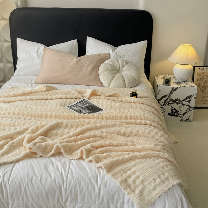 91家纺网 家纺一手货源 找家纺 穆琪2025新款高克重华夫格舒棉绒办公家用多功能毯子几何方块塔芙绒毛毯 奶昔白