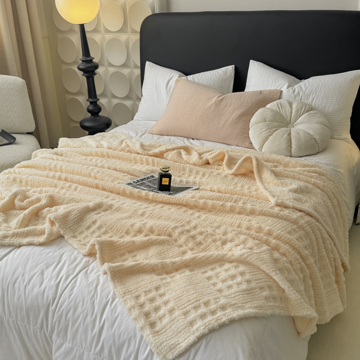 91家纺网 家纺一手货源 找家纺 穆琪2025新款高克重华夫格舒棉绒办公家用多功能毯子几何方块塔芙绒毛毯 奶昔白