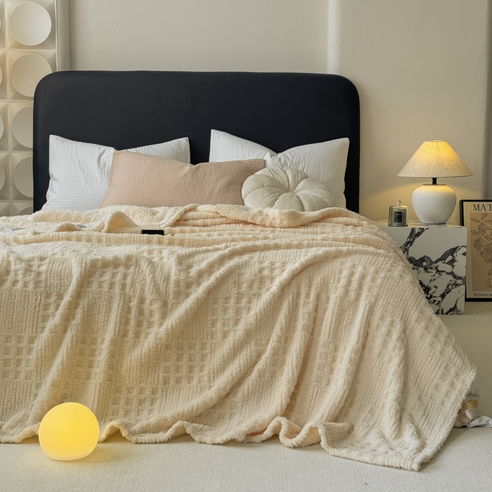 91家纺网 家纺一手货源 找家纺 穆琪2025新款高克重华夫格舒棉绒办公家用多功能毯子几何方块塔芙绒毛毯 奶昔白