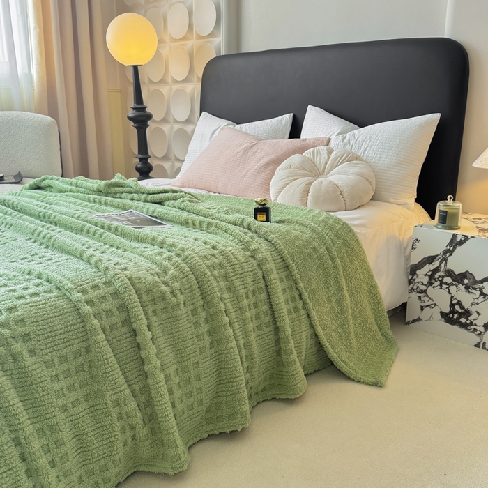 91家纺网 家纺一手货源 找家纺 穆琪2025新款高克重华夫格舒棉绒办公家用多功能毯子几何方块塔芙绒毛毯 青草绿