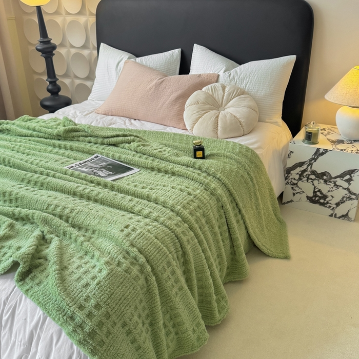 91家纺网 家纺一手货源 找家纺 穆琪2025新款高克重华夫格舒棉绒办公家用多功能毯子几何方块塔芙绒毛毯 青草绿