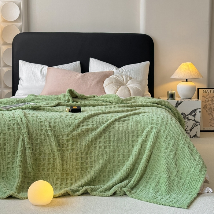 91家纺网 家纺一手货源 找家纺 穆琪2025新款高克重华夫格舒棉绒办公家用多功能毯子几何方块塔芙绒毛毯 青草绿