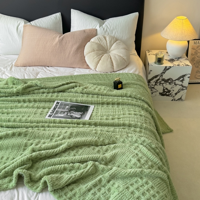 91家纺网 家纺一手货源 找家纺 穆琪2025新款高克重华夫格舒棉绒办公家用多功能毯子几何方块塔芙绒毛毯 青草绿