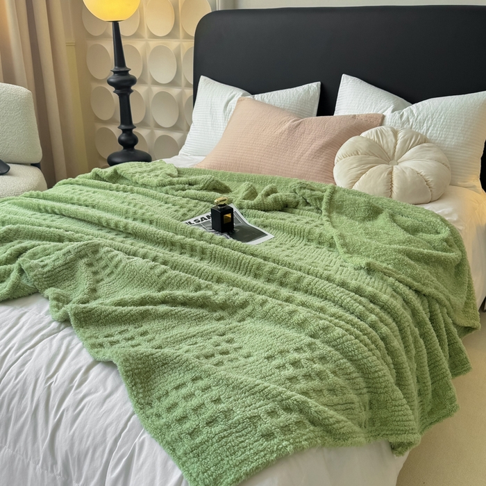 91家纺网 家纺一手货源 找家纺 穆琪2025新款高克重华夫格舒棉绒办公家用多功能毯子几何方块塔芙绒毛毯 青草绿