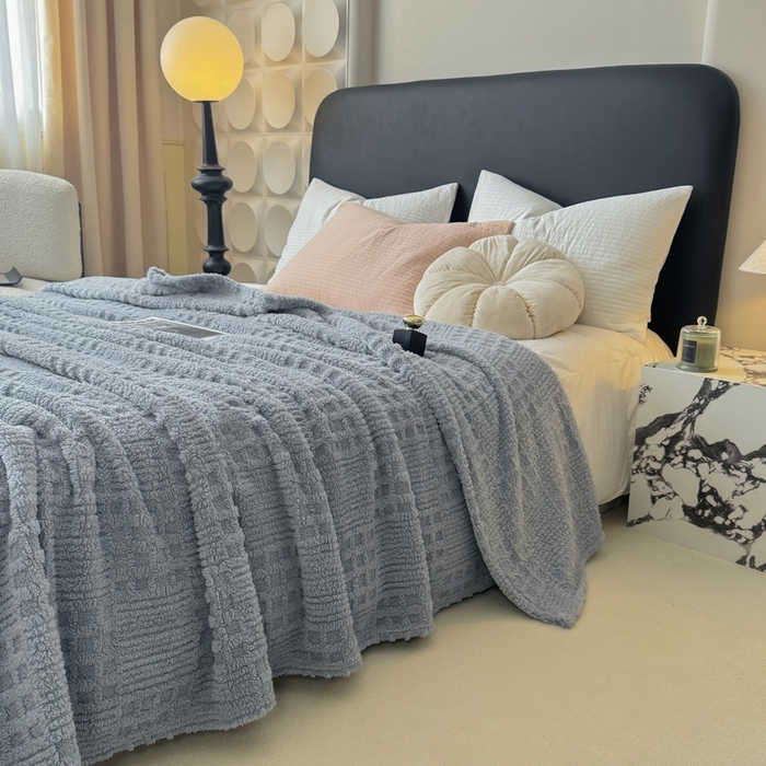 91家纺网 家纺一手货源 找家纺 穆琪2025新款高克重华夫格舒棉绒办公家用多功能毯子几何方块塔芙绒毛毯 山水蓝