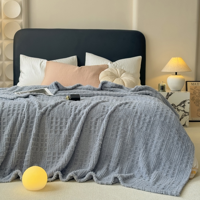 91家纺网 家纺一手货源 找家纺 穆琪2025新款高克重华夫格舒棉绒办公家用多功能毯子几何方块塔芙绒毛毯 山水蓝