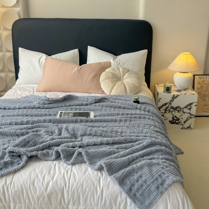 91家纺网 家纺一手货源 找家纺 穆琪2025新款高克重华夫格舒棉绒办公家用多功能毯子几何方块塔芙绒毛毯 山水蓝