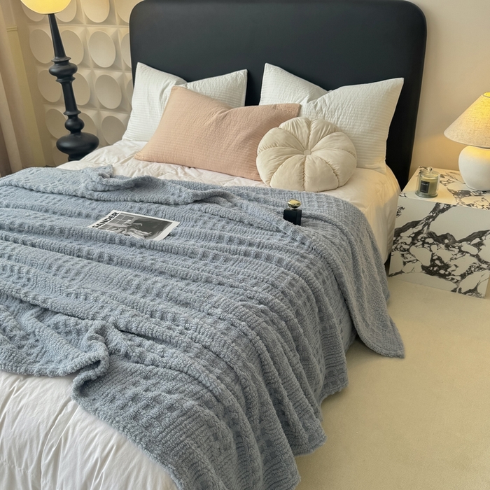 91家纺网 家纺一手货源 找家纺 穆琪2025新款高克重华夫格舒棉绒办公家用多功能毯子几何方块塔芙绒毛毯 山水蓝