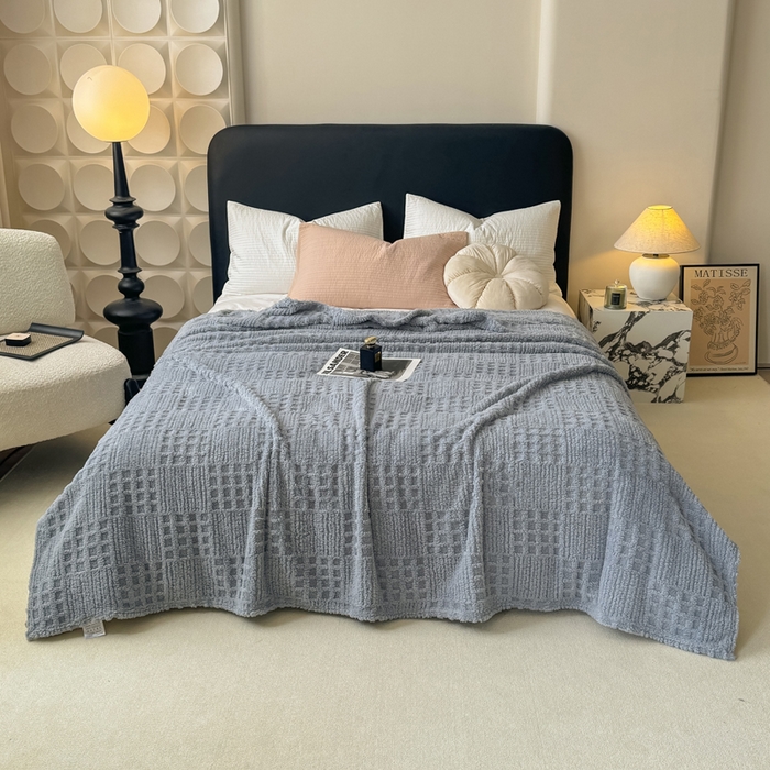 91家纺网 家纺一手货源 找家纺 穆琪2025新款高克重华夫格舒棉绒办公家用多功能毯子几何方块塔芙绒毛毯 山水蓝