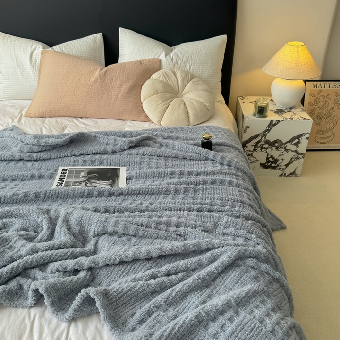 91家纺网 家纺一手货源 找家纺 穆琪2025新款高克重华夫格舒棉绒办公家用多功能毯子几何方块塔芙绒毛毯 山水蓝