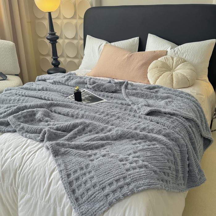 91家纺网 家纺一手货源 找家纺 穆琪2025新款高克重华夫格舒棉绒办公家用多功能毯子几何方块塔芙绒毛毯 山水蓝