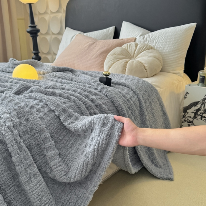 91家纺网 家纺一手货源 找家纺 穆琪2025新款高克重华夫格舒棉绒办公家用多功能毯子几何方块塔芙绒毛毯 山水蓝