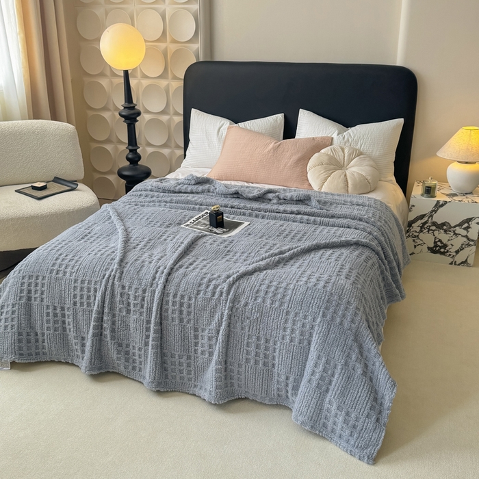 91家纺网 家纺一手货源 找家纺 穆琪2025新款高克重华夫格舒棉绒办公家用多功能毯子几何方块塔芙绒毛毯 山水蓝