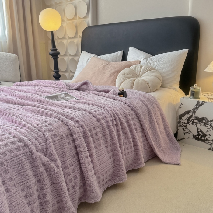 91家纺网 家纺一手货源 找家纺 穆琪2025新款高克重华夫格舒棉绒办公家用多功能毯子几何方块塔芙绒毛毯 星辰紫