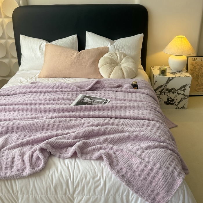 91家纺网 家纺一手货源 找家纺 穆琪2025新款高克重华夫格舒棉绒办公家用多功能毯子几何方块塔芙绒毛毯 星辰紫