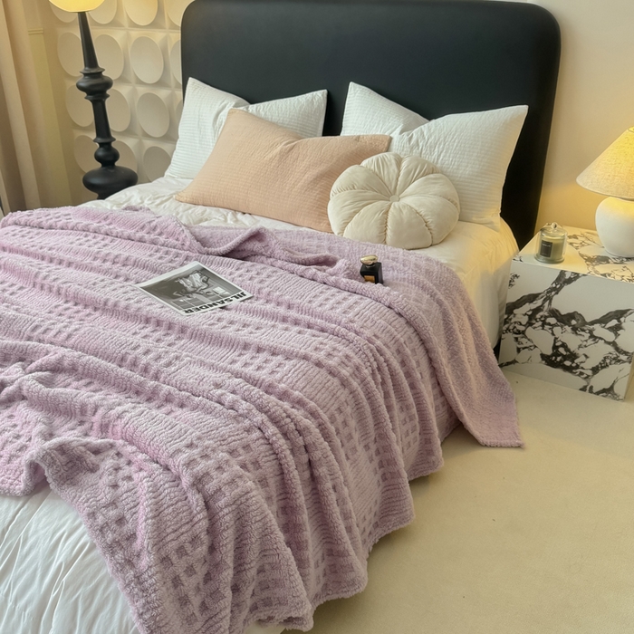 91家纺网 家纺一手货源 找家纺 穆琪2025新款高克重华夫格舒棉绒办公家用多功能毯子几何方块塔芙绒毛毯 星辰紫