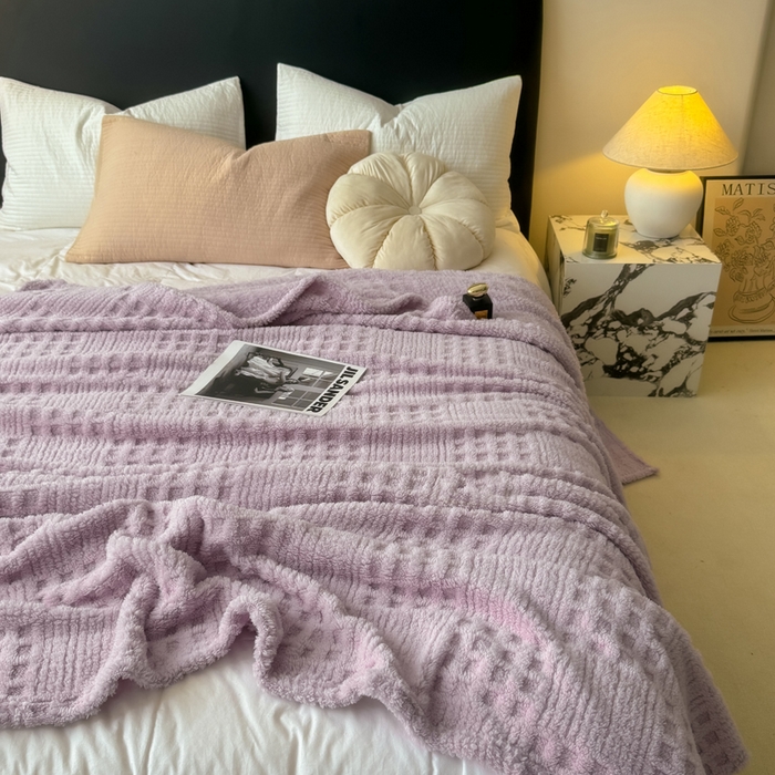 91家纺网 家纺一手货源 找家纺 穆琪2025新款高克重华夫格舒棉绒办公家用多功能毯子几何方块塔芙绒毛毯 星辰紫