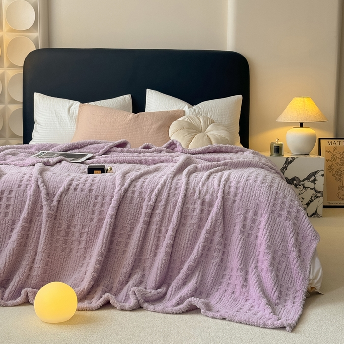 91家纺网 家纺一手货源 找家纺 穆琪2025新款高克重华夫格舒棉绒办公家用多功能毯子几何方块塔芙绒毛毯 星辰紫