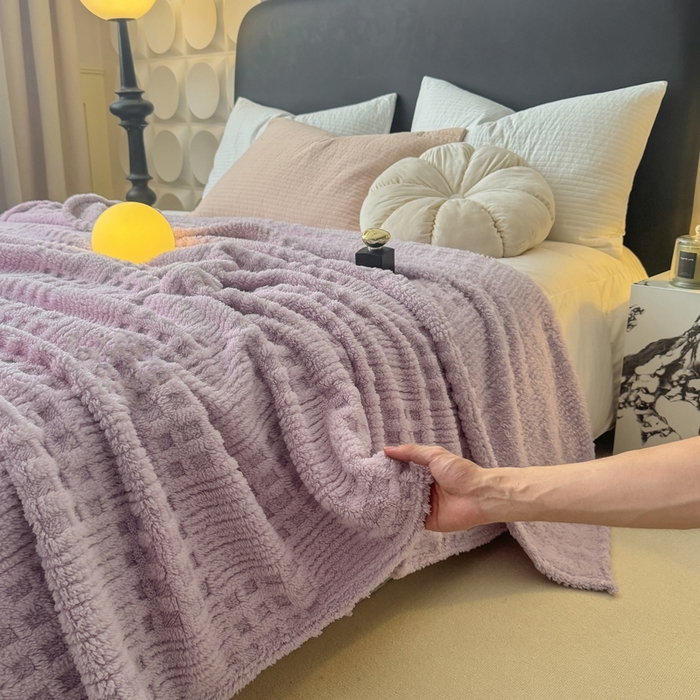 91家纺网 家纺一手货源 找家纺 穆琪2025新款高克重华夫格舒棉绒办公家用多功能毯子几何方块塔芙绒毛毯 星辰紫