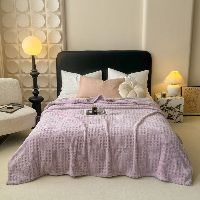 91家纺网 家纺一手货源 找家纺 穆琪2025新款高克重华夫格舒棉绒办公家用多功能毯子几何方块塔芙绒毛毯 星辰紫