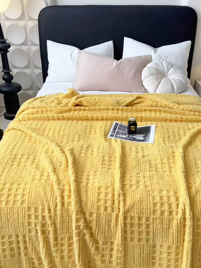 91家纺网 家纺一手货源 找家纺 穆琪2025新款高克重华夫格舒棉绒办公家用多功能毯子几何方块塔芙绒毛毯 亮丽黄