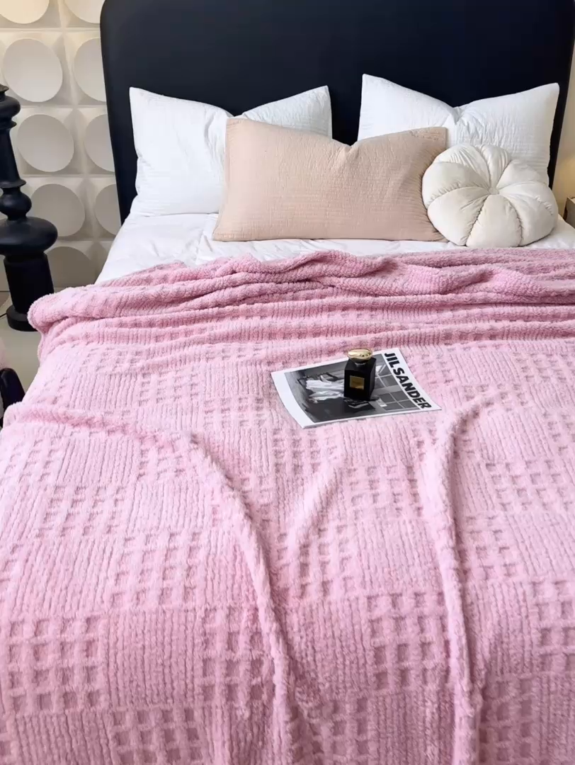 91家纺网 家纺一手货源 找家纺 穆琪2025新款高克重华夫格舒棉绒办公家用多功能毯子几何方块塔芙绒毛毯 蜜桃粉