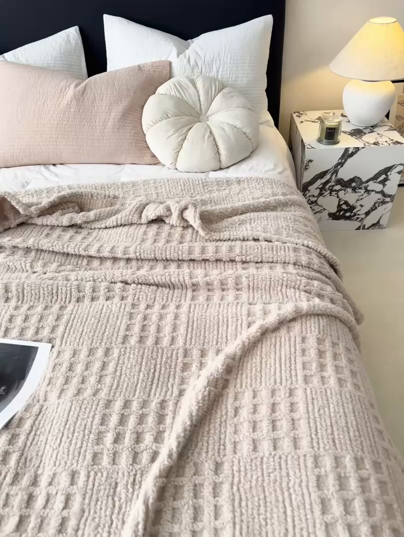 91家纺网 家纺一手货源 找家纺 穆琪2025新款高克重华夫格舒棉绒办公家用多功能毯子几何方块塔芙绒毛毯 奶咖