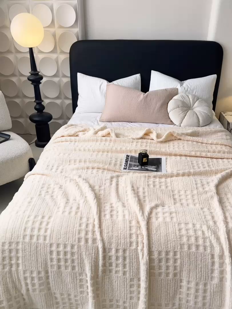 91家纺网 家纺一手货源 找家纺 穆琪2025新款高克重华夫格舒棉绒办公家用多功能毯子几何方块塔芙绒毛毯 奶昔白