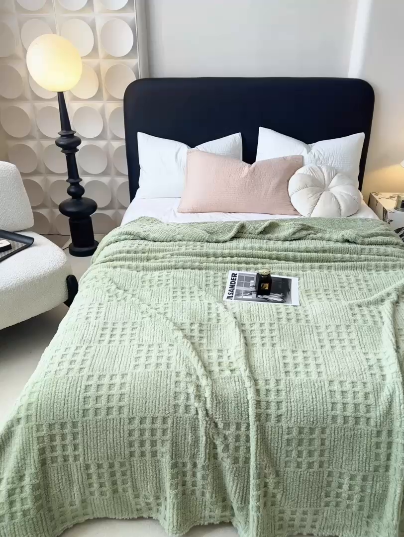 91家纺网 家纺一手货源 找家纺 穆琪2025新款高克重华夫格舒棉绒办公家用多功能毯子几何方块塔芙绒毛毯 青草绿