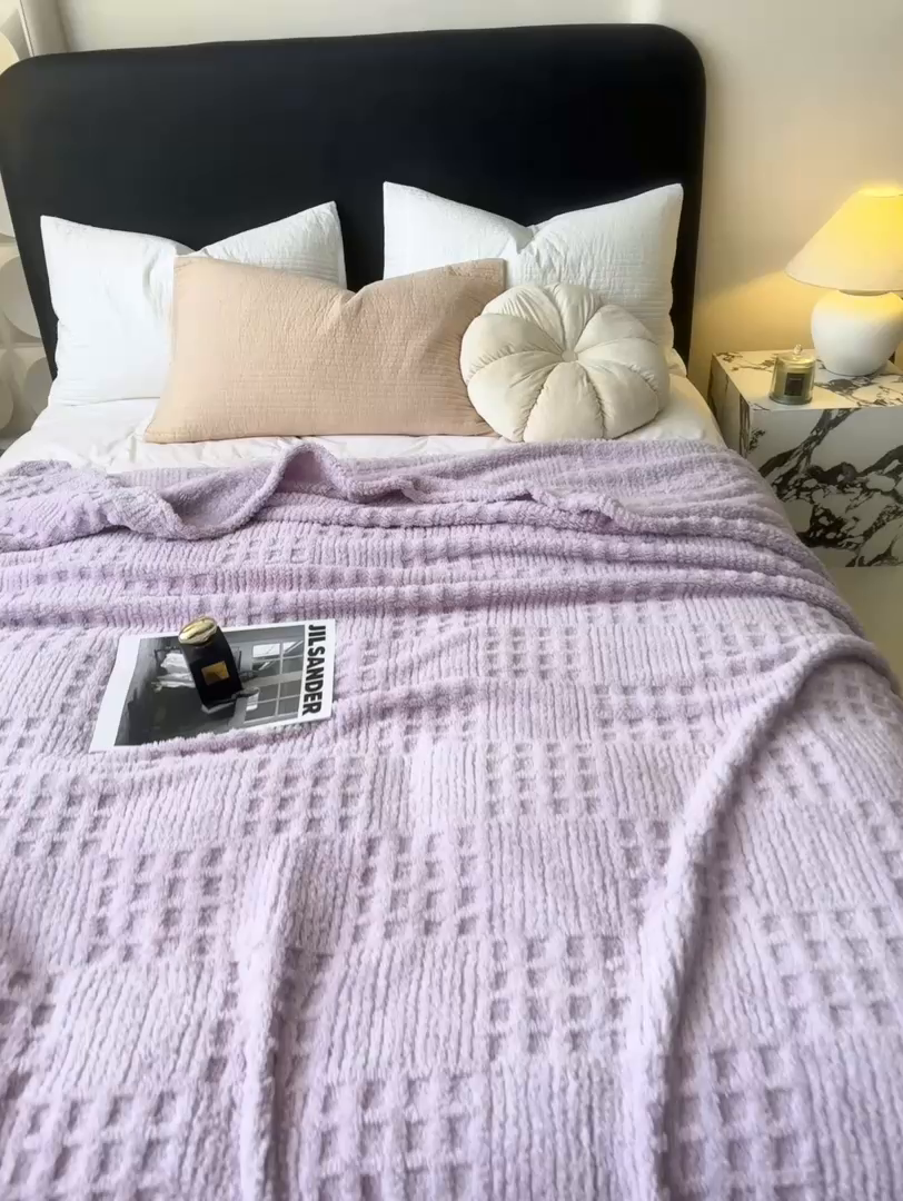 91家纺网 家纺一手货源 找家纺 穆琪2025新款高克重华夫格舒棉绒办公家用多功能毯子几何方块塔芙绒毛毯 星辰紫